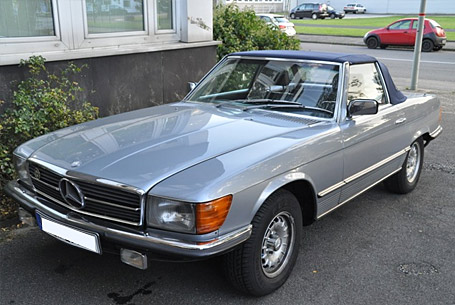 Mercedes Benz 350 SL in silberblau in der Versteigerung